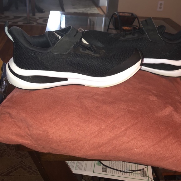 Black kids size 3 Adidas sneaker. Never worn - Picture 2 of 4